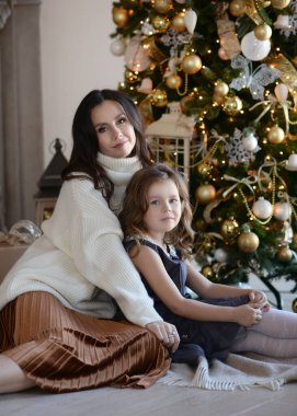 Anne ve kızı Noel ağacında eğleniyorlar, mutlular, gülüyorlar. Yeni yıla makyajlı ve saç stiliyle gireceğiz. Mutlu ve güzel hediyelerle Noel Baba 'yı bekliyor.