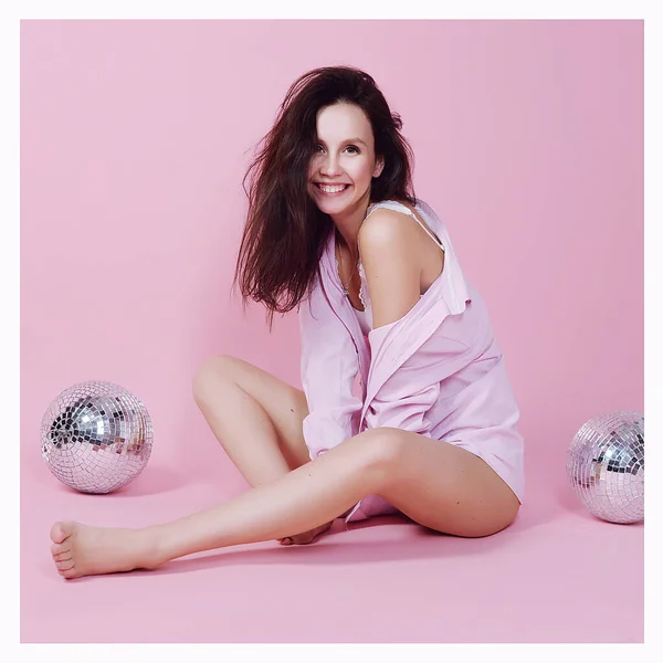 Menina Bonito Uma Camisa Fundo Rosa Divertindo Brincando Com Uma — Fotografia de Stock