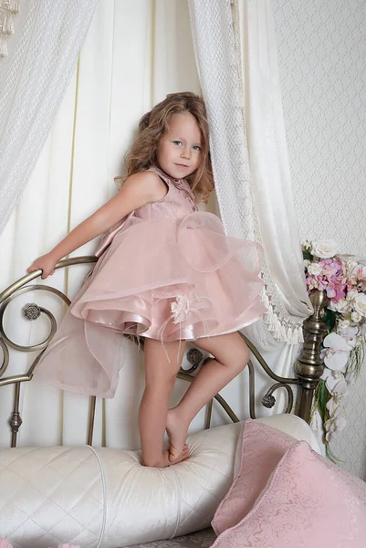 Uma Menina Bonita Doce Princesa Chapéu Vestidos Delicados Cercados Por — Fotografia de Stock