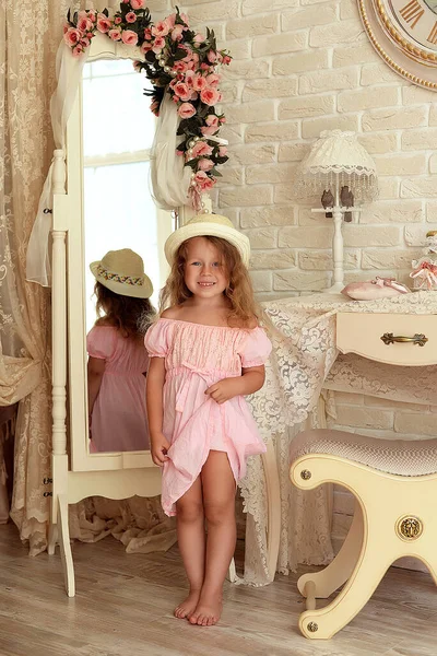 Uma Menina Bonita Doce Princesa Chapéu Vestidos Delicados Cercados Por — Fotografia de Stock