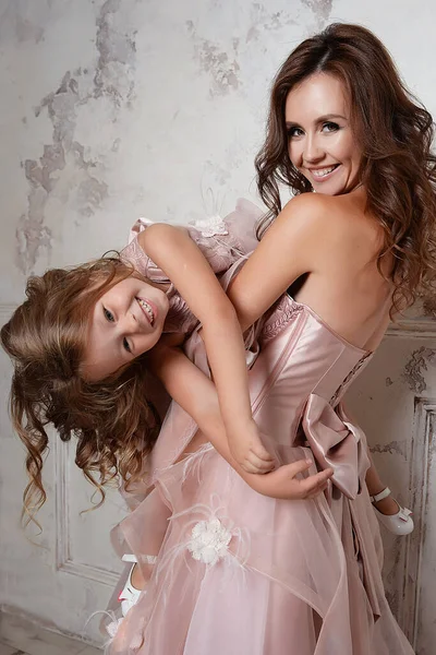 Heureuse Mère Fille Dans Belles Robes Vraies Princesses Entourées Fleurs — Photo