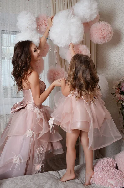快乐的母亲和女儿 穿着漂亮的衣服 真正的公主们 被鲜花簇拥着 为春天的到来而欢欣鼓舞 — 图库照片