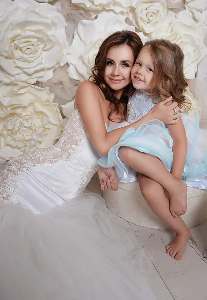 Mãe Feliz Filha Vestidos Bonitos Princesas Reais Cercadas Flores Alegram — Fotografia de Stock