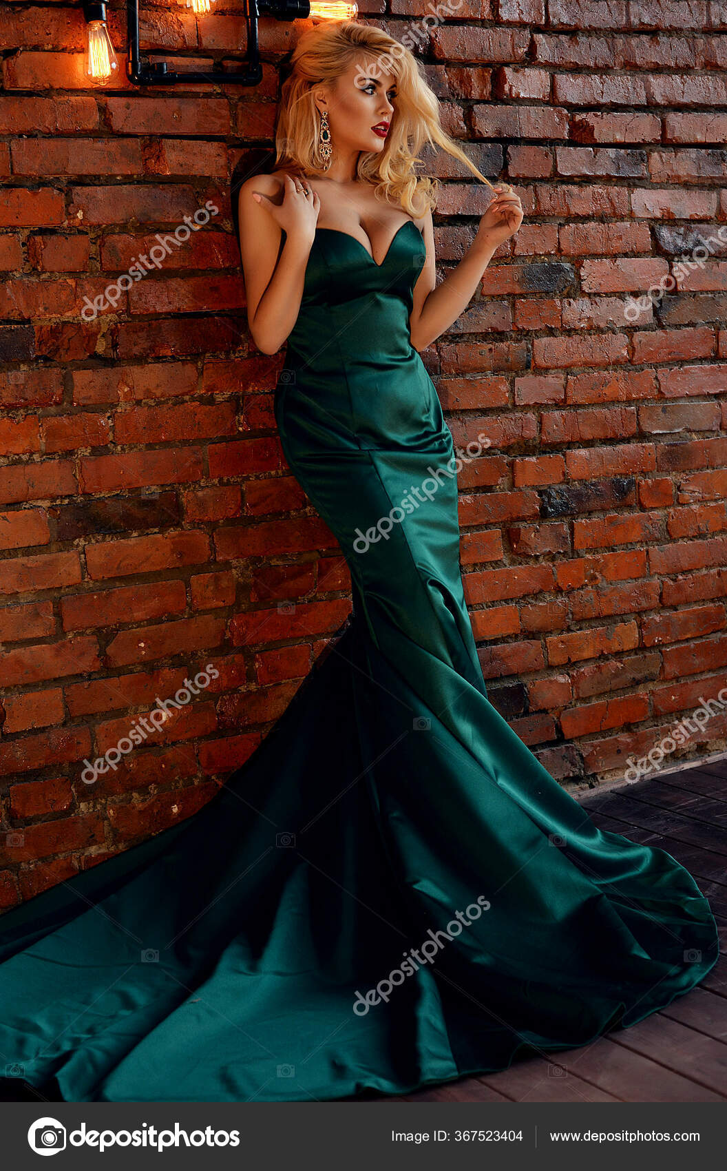 Una Hermosa Lujosa Chica Rubia Vestido Caro Elegante Interior