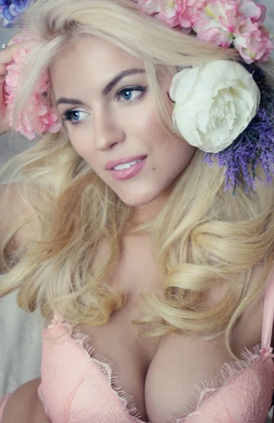 Мила Блондинка Блакитними Очима Нижній Білизні Ліжку Оточенні Квітів — стокове фото