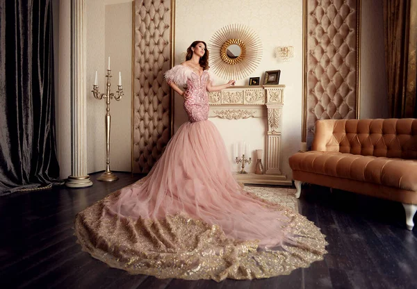 Menina Luxo Bonita Vestido Rosa Com Penas Costurado Com Contas — Fotografia de Stock