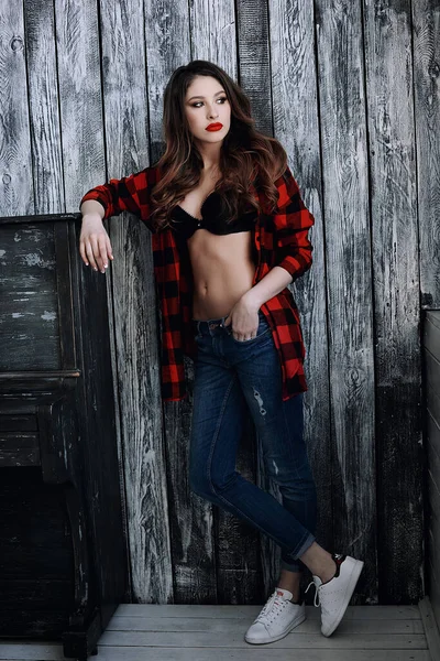 Menina Russa Bonita Com Lábios Vermelhos Uma Camisa Verificada Jeans — Fotografia de Stock