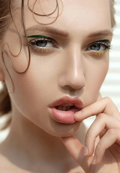 Bonito Sexy Molhado Menina Retrato Com Colorido Maquiagem Verão Quente — Fotografia de Stock