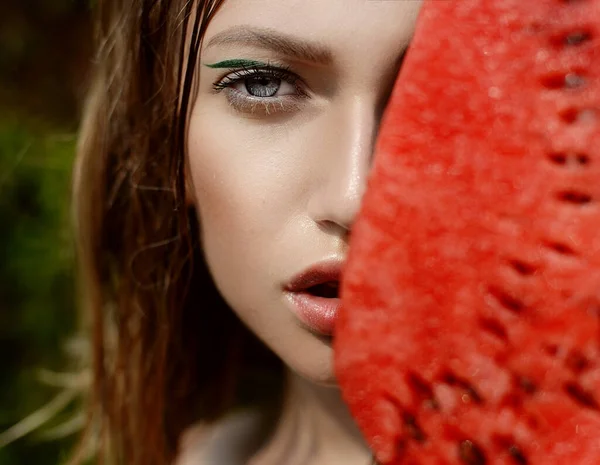 Vacker Sexig Våt Flicka Porträtt Med Färgglada Makeup Sommaren Varmt — Stockfoto