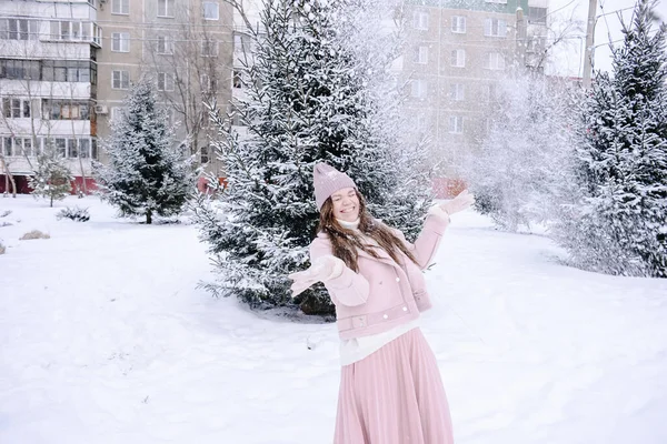 สาวสวยหวานในเส ชมพ นในฤด หนาวห วเราะและม ความส ขและสน — ภาพถ่ายสต็อก