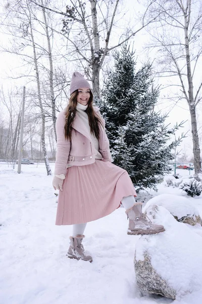 Uma Linda Garota Doce Roupas Rosa Caminha Inverno Rindo Divertindo — Fotografia de Stock