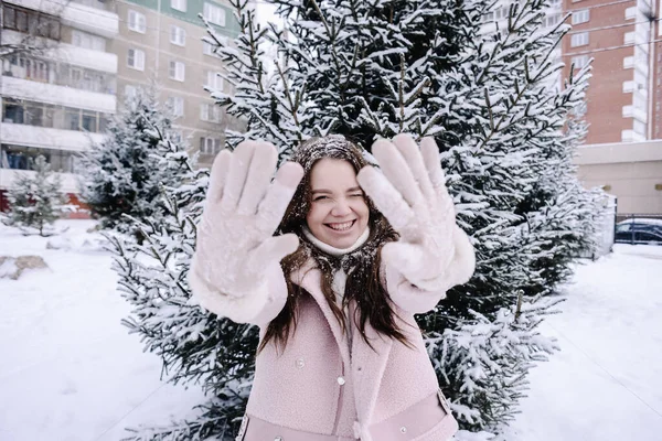 Uma Linda Garota Doce Roupas Rosa Caminha Inverno Rindo Divertindo — Fotografia de Stock