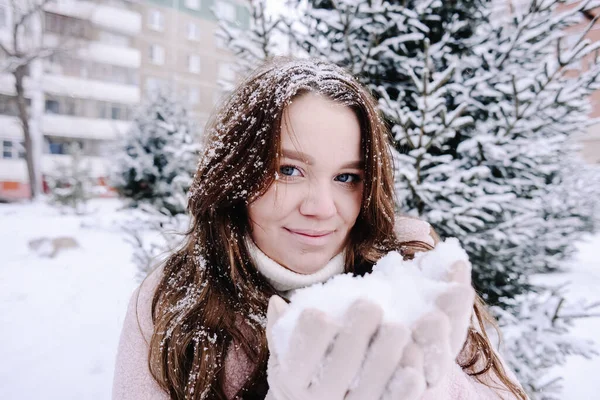 Una Hermosa Chica Dulce Ropa Rosa Camina Invierno Riendo Divirtiéndose —  Fotos de Stock