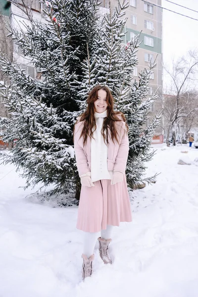 Uma Linda Garota Doce Roupas Rosa Caminha Inverno Rindo Divertindo — Fotografia de Stock