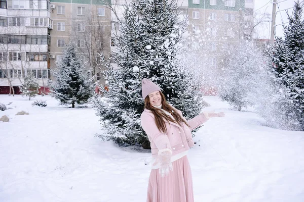 Красивая Милая Девушка Розовой Одежде Ходит Зимой Смеясь Веселясь Наслаждаясь — стоковое фото