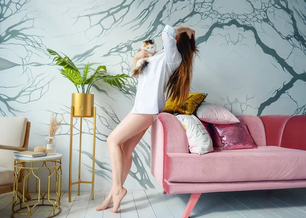 Uma Menina Bonita Vestido Leve Uma Camisa Branca Casa Com — Fotografia de Stock