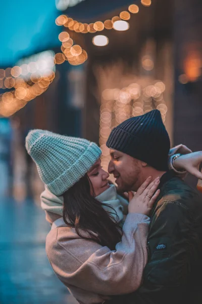 Genç ve tatlı bir çift. Dans ediyorlar ve sarılıyorlar. Yağmurda, fener ve çelenklerin ışığında.