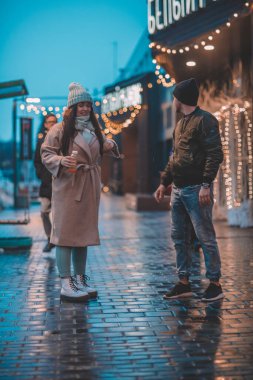Genç ve tatlı bir çift. Dans ediyorlar ve sarılıyorlar. Yağmurda, fener ve çelenklerin ışığında.