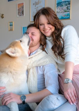 Yılbaşı ağacı ve favori kırmızı köpekleri Akita inu ile yeni yıl arifesinde sevimli bir aile.