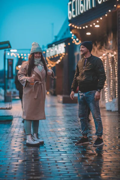 Doux Jeune Couple Amoureux Dansant Embrassant Soir Sous Pluie Lumière — Photo