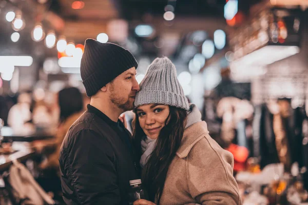 Una Dulce Pareja Joven Enamorada Bailando Abrazándose Noche Bajo Lluvia —  Fotos de Stock