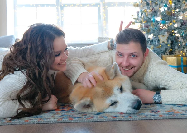 Nettes Familienpaar Neuen Jahr Mit Weihnachtsbaum Und Seinem Roten Lieblingshund — Stockfoto