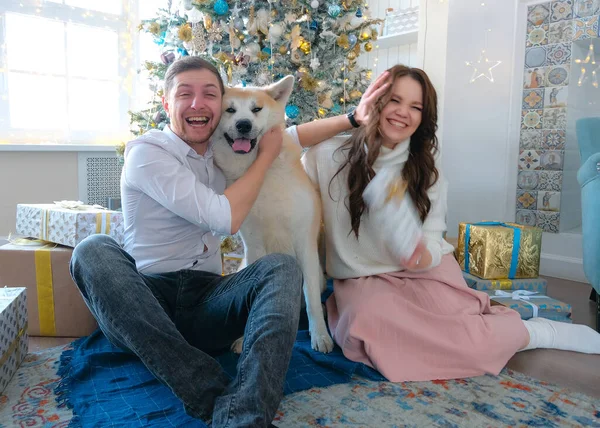 Nettes Familienpaar Neuen Jahr Mit Weihnachtsbaum Und Seinem Roten Lieblingshund — Stockfoto