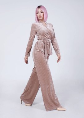 İpek ve kadife pijama ve ev kostümü içinde renkli arka planda güzel bir kız.