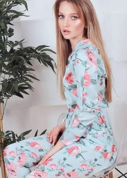 Mooi Russisch Meisje Met Blauwe Ogen Thuis Zijde Satijnen Pyjama — Stockfoto