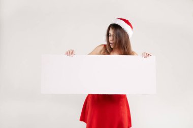 Yatay bardağı beyaz arka plan üzerinde Noel kız portresi