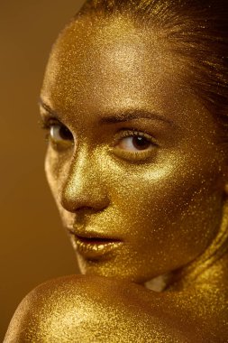 Yakın portre kadar güzel kadın altın deri parıldıyor glitter