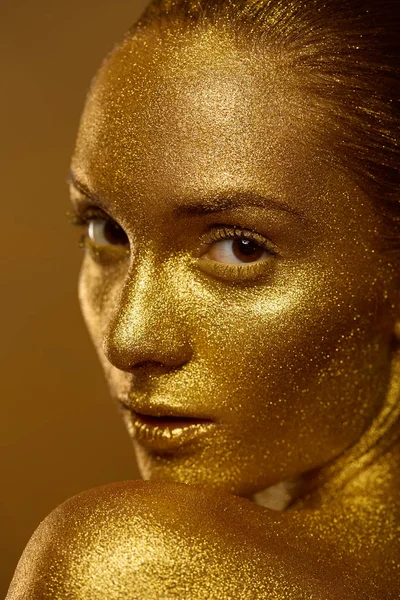 Zbliżenie portret skóra piękna kobieta golden błyszczy świecidełka — Zdjęcie stockowe