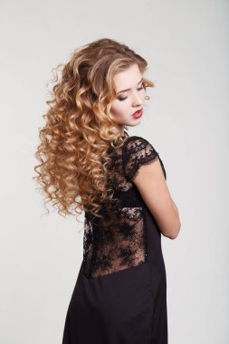 Güzellik kadını bir siyah elbise beyaz arka plan saç modeli