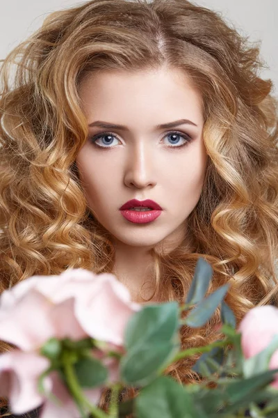 美丽的女人白色背景发型密切联系花 — 图库照片