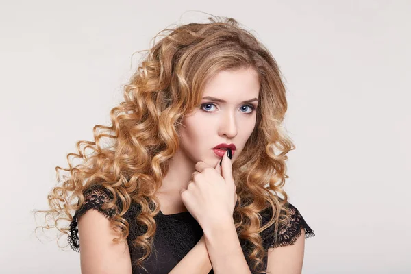 Güzellik kadını bir siyah elbise beyaz arka plan saç modeli