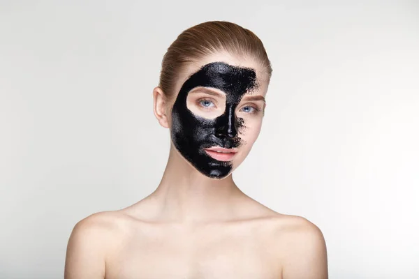 Krása portrét žena péče o pleť zdraví černá maska bílé pozadí zblízka — Stock fotografie