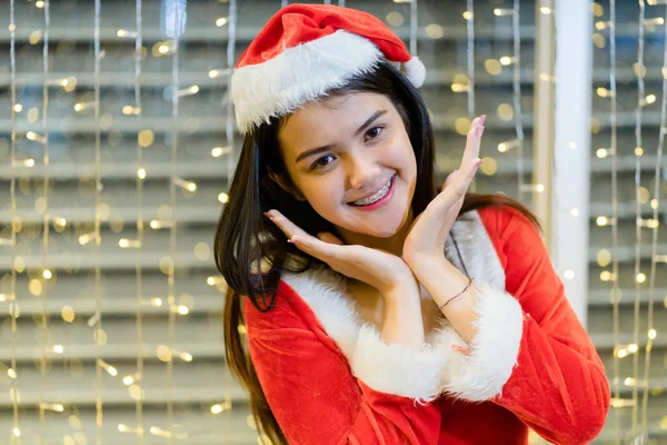 Porträtt av en glad asiatisk kvinna bär jultomten kostym i — Stockfoto