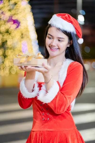 Porträtt av en glad asiatisk kvinna bär Santa Claus kostym före — Stockfoto
