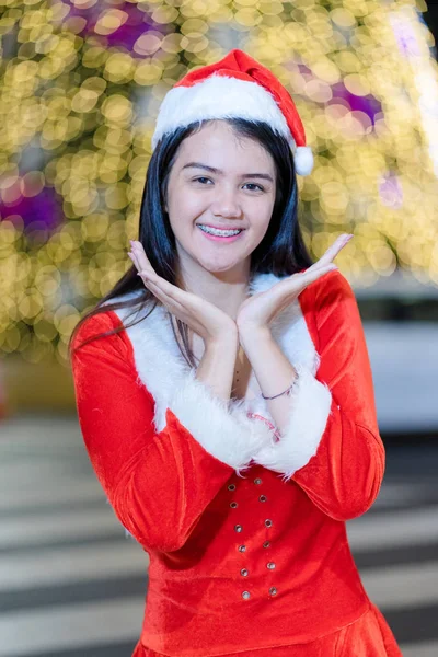 Porträtt av en glad asiatisk kvinna bär Santa Claus kostym före — Stockfoto
