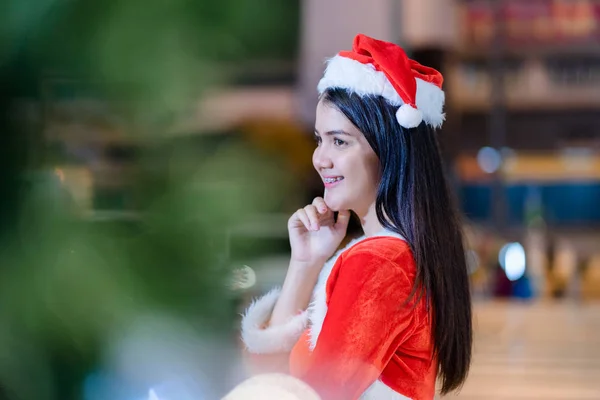 Porträtt av en glad asiatisk kvinna bär Santa Claus kostym före — Stockfoto