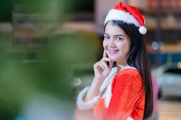 Retrato de uma mulher asiática alegre usa traje de Papai Noel pre — Fotografia de Stock