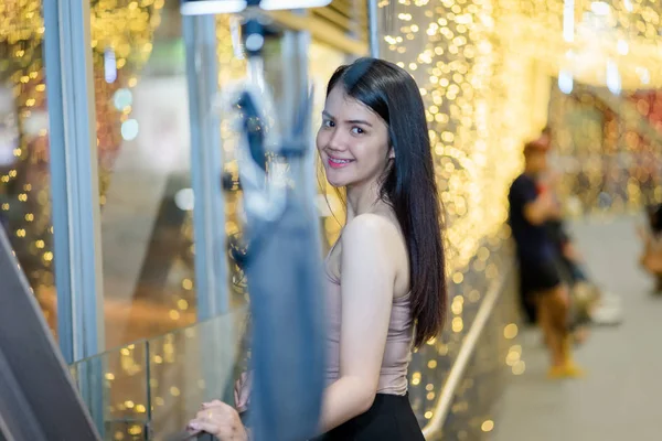 Una Mujer Asiática Alegre Disfruta Tomar Fotos Con Luz Bokeh — Foto de Stock