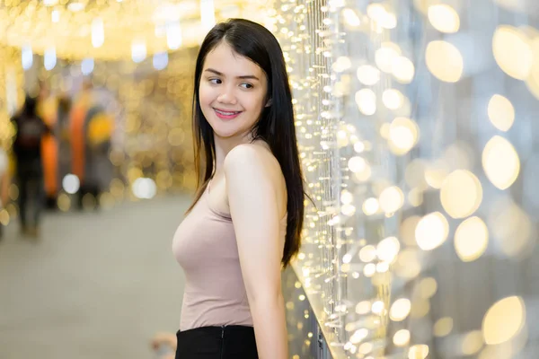 Cheerful Asian Woman Enjoys Taking Photo Light Bokeh Background Decoration — Stock Photo, Image