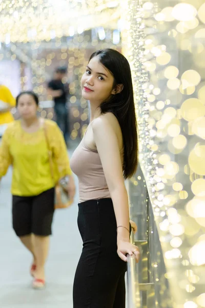 Cheerful Asian Woman Enjoys Taking Photo Light Bokeh Background Decoration — ストック写真