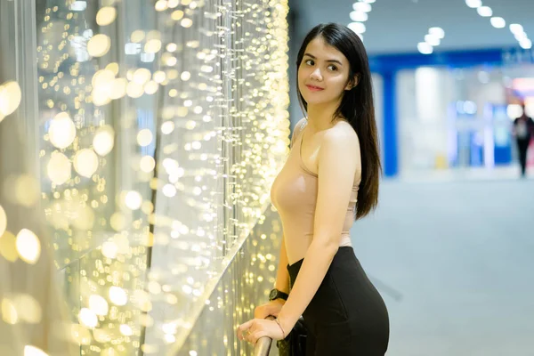 Cheerful Asian Woman Enjoys Taking Photo Light Bokeh Background Decoration — ストック写真