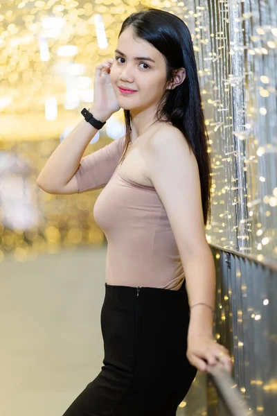 Cheerful Asian Woman Enjoys Taking Photo Light Bokeh Background Decoration — Stock Photo, Image