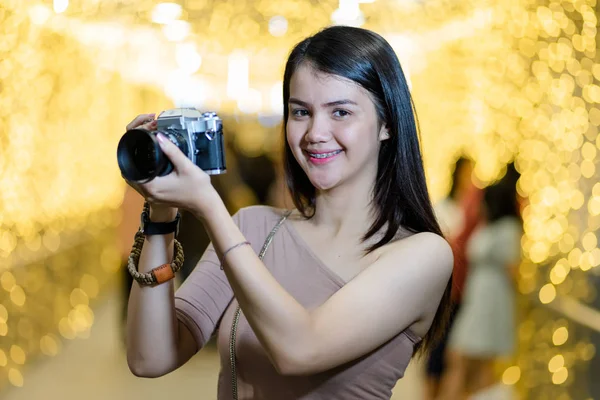 Una Mujer Asiática Alegre Disfruta Tomar Fotos Con Luz Bokeh — Foto de Stock