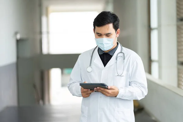 Retrato Jovem Médico Alegre Bonito Com Confiança Está Seu Escritório — Fotografia de Stock