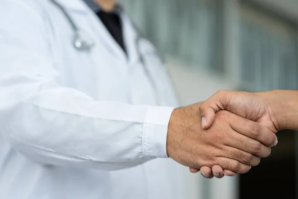 Encerramento Médico Expressando Suas Felicitações Paciente Pela Recuperação Doença Antes — Fotografia de Stock