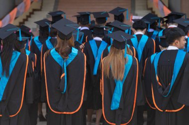 Mezuniyet töreninde diploma sertifikası alan mezunların dikiz aynası ve seçici odaklanması.